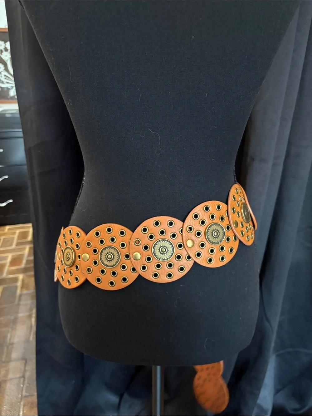 Vintage-Inspired Circular Leather Waist Belt - Tan